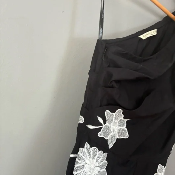 One-Shoulder Floral Embroidery Cotton Poplin Dress in Black Midi Size M 8 - Picture 6 of 9